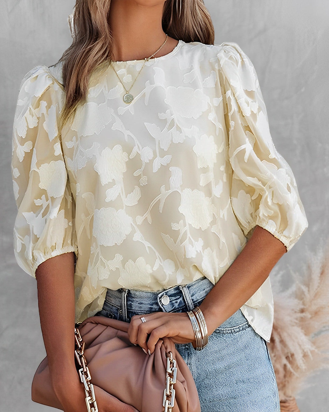 Elegante dames chiffonblouse met pofmouwen in het wit, een lichte stof die ideaal is voor zowel semi-formele als informele gelegenheden.