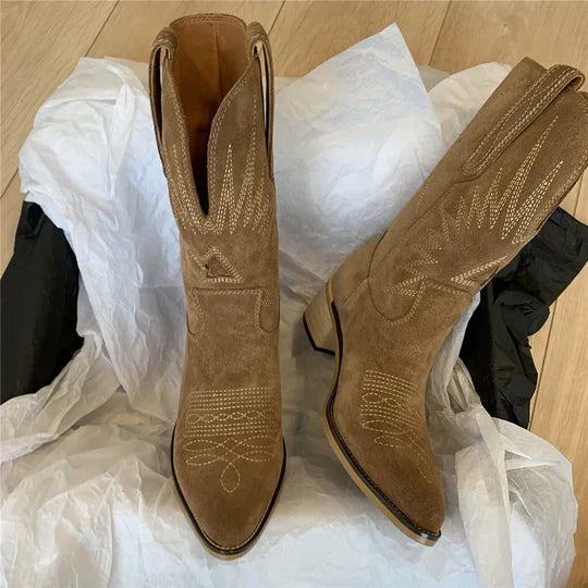 Elegante dames cowboylaarzen van leer, bruin, rustieke stijl, halflang, modieus ontwerp, geschikt voor stad en platteland.