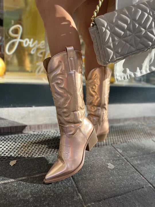 Elegante dames cowboylaarzen van leer, bruin, rustieke stijl, halflang, modieus ontwerp, geschikt voor stad en platteland.