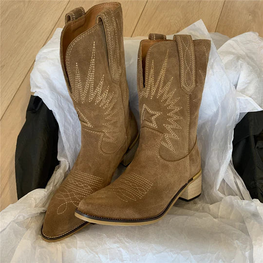 Elegante dames cowboylaarzen van leer, bruin, rustieke stijl, halflang, modieus ontwerp, geschikt voor stad en platteland.