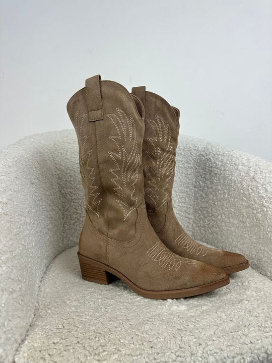 Elegante dames cowboylaarzen van leer, bruin, rustieke stijl, halflang, modieus ontwerp, geschikt voor stad en platteland.