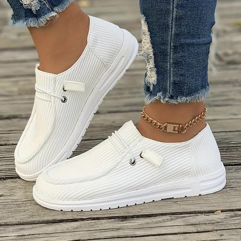 Elegante damesvrijetijdsschoenen, stijlvolle instappers in beige, modern design, comfortabel aan te trekken, veelzijdig draagbaar.