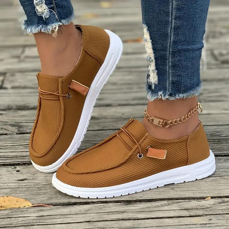 Elegante damesvrijetijdsschoenen, stijlvolle instappers in beige, modern design, comfortabel aan te trekken, veelzijdig draagbaar.