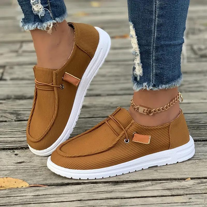 Elegante damesvrijetijdsschoenen, stijlvolle instappers in beige, modern design, comfortabel aan te trekken, veelzijdig draagbaar.