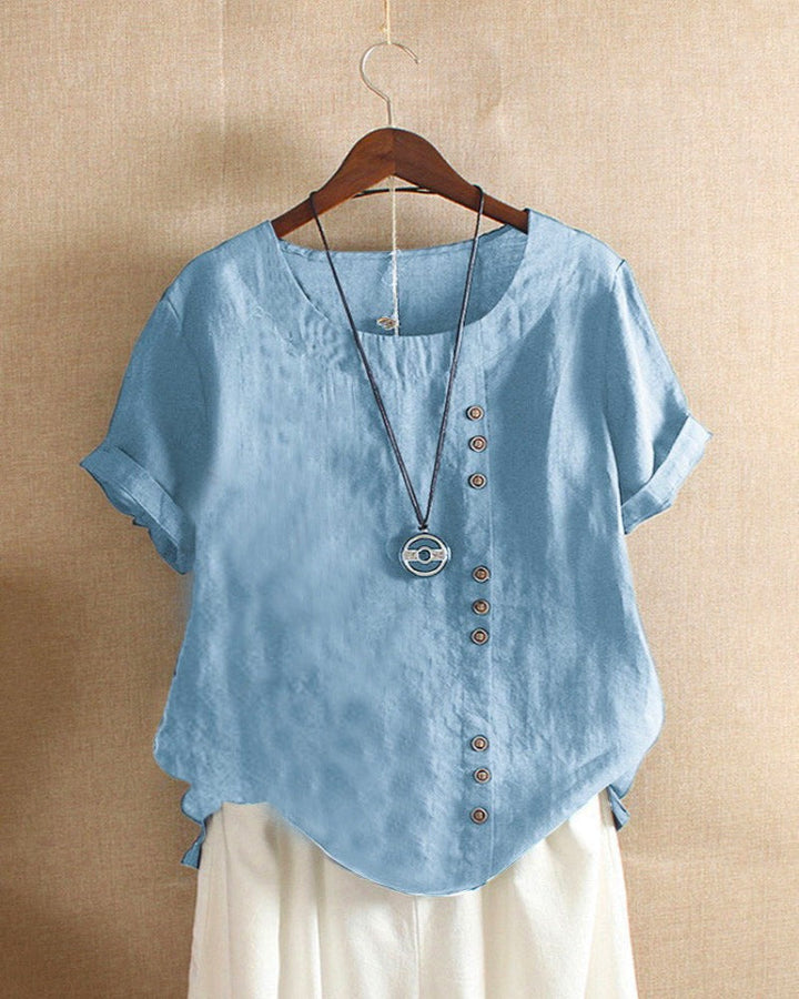 Elegante damesblouse met korte mouwen in hemelsblauw met knoopsluiting en ronde hals, comfortabel en stijlvol voor elke gelegenheid
