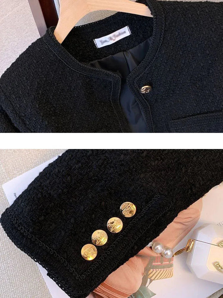 Elegante tweed damesjas, kort en getailleerd, met stijlvolle knopen, licht en zomers, ideaal voor diverse gelegenheden.