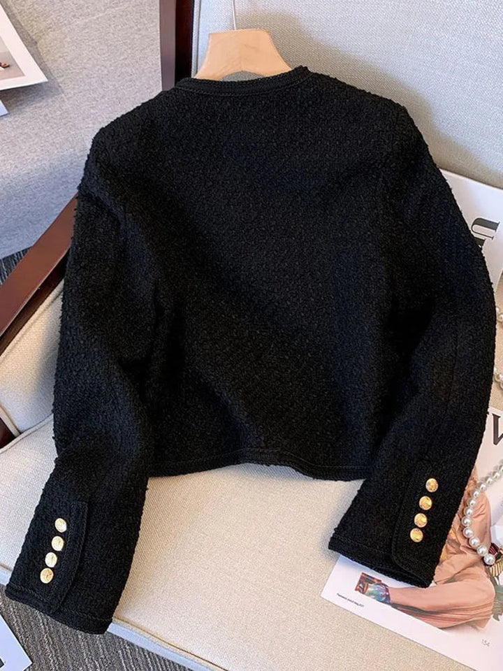 Modieuze dames tweedjack, getailleerd en kort, met elegante knopen, geschikt voor zowel formele als casual zomeroutfits.