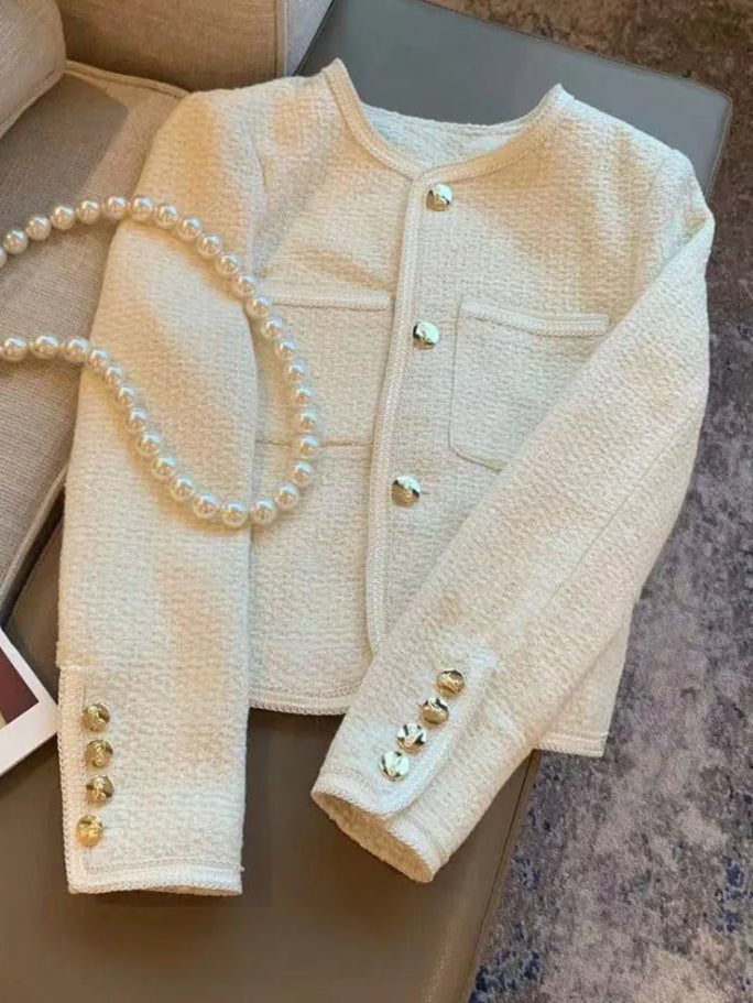 Chique tweed damesjas met een getailleerde snit en elegante knopen, een veelzijdig kledingstuk voor de zomermaanden.