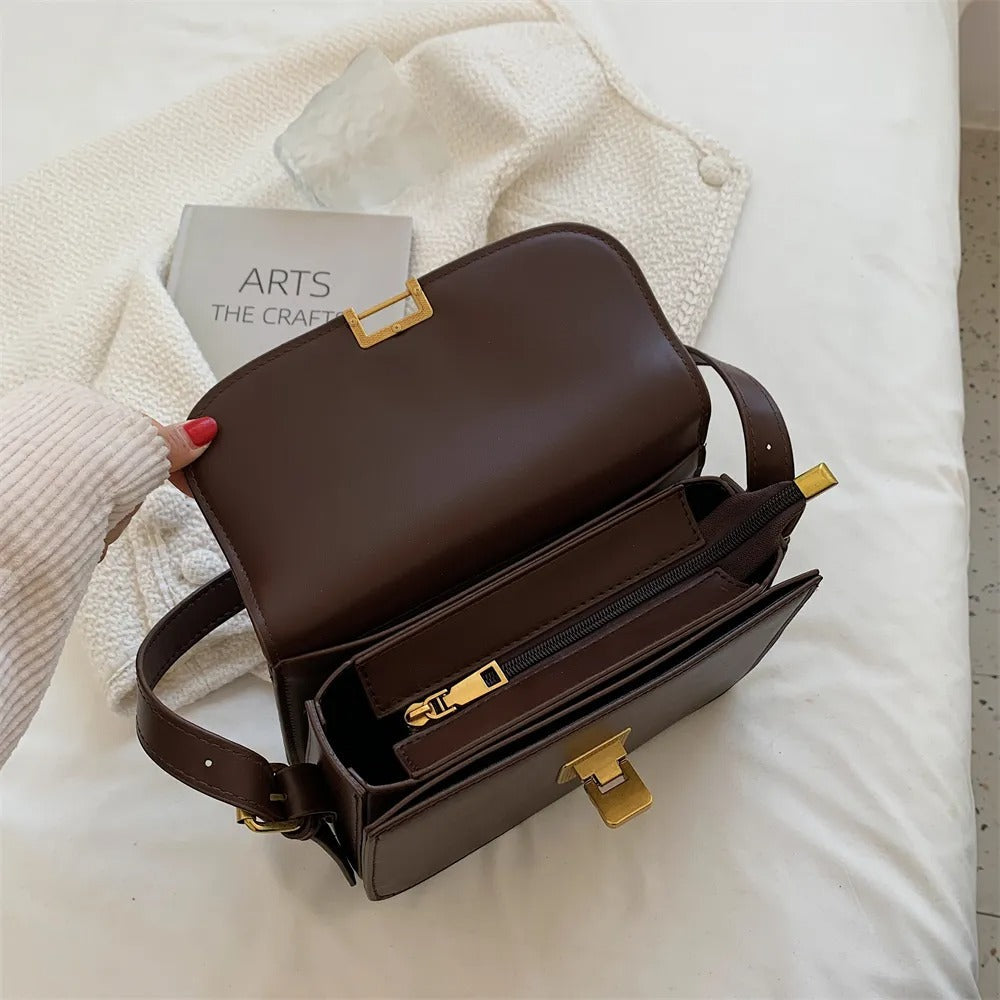 Stijlvolle donkerbruine leren handtas voor dames met tijdloos design en diverse binnenvakken voor optimale organisatie.