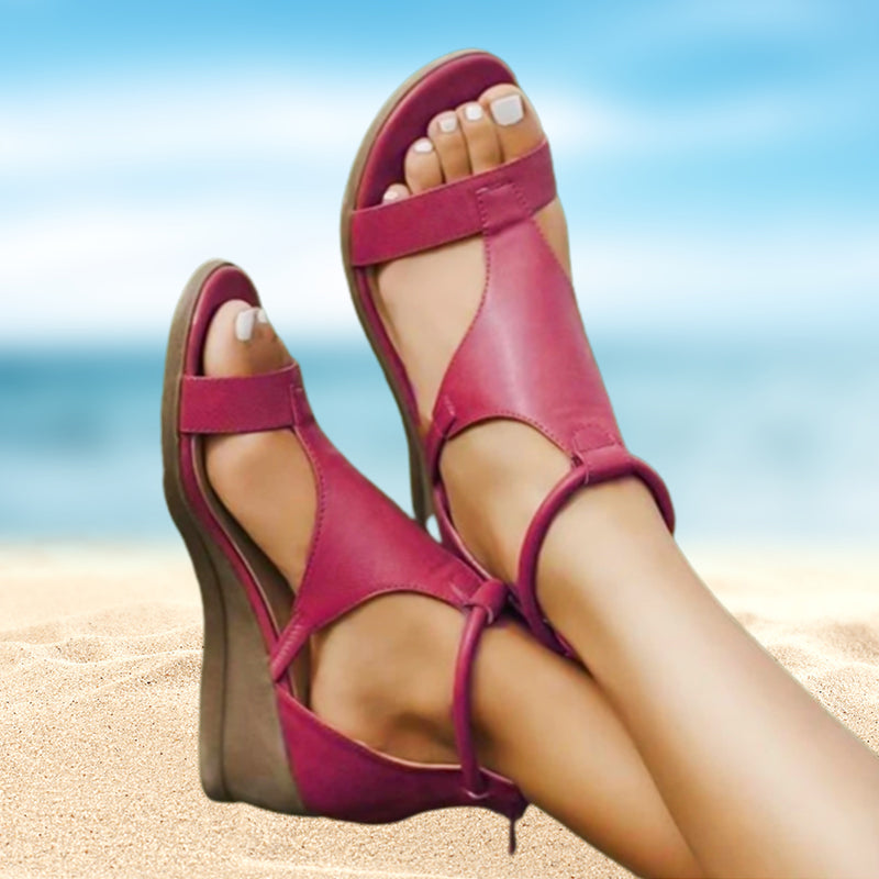 Elegante dames leren sandalen in Romeins geïnspireerd design met sleehak, open tenen, verkrijgbaar in veelzijdige kleuren.