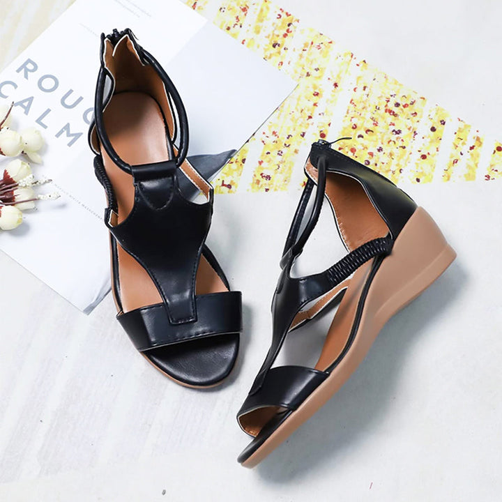 Elegante dames leren sandalen in Romeins geïnspireerd design met sleehak, open tenen, verkrijgbaar in veelzijdige kleuren.