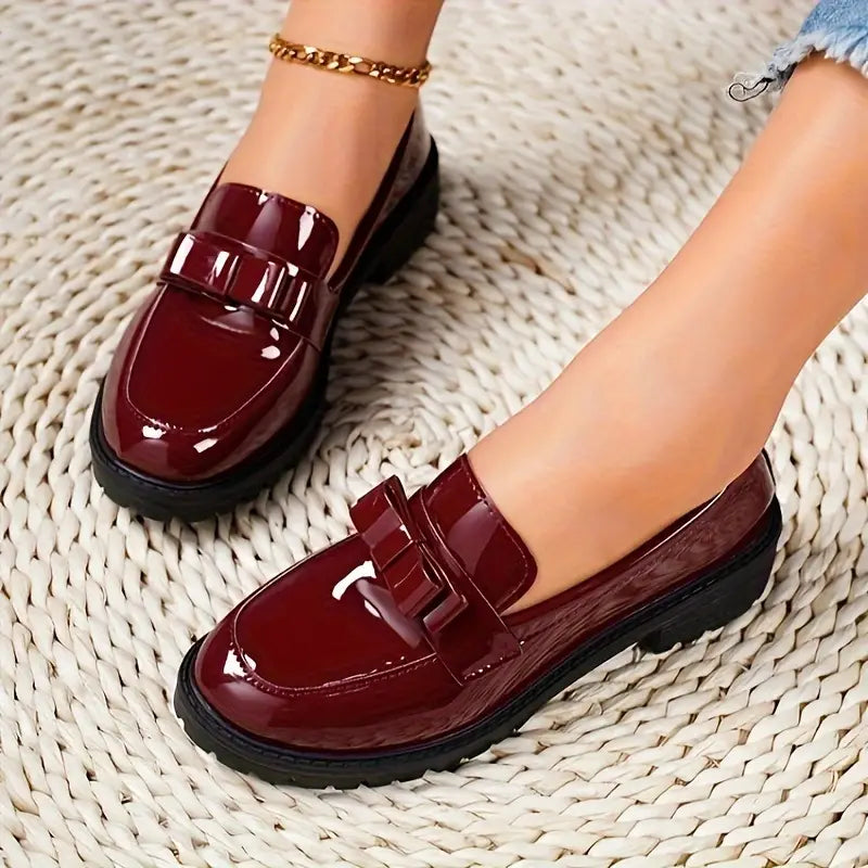 Elegante damesloafers met comfortabele blokhak en verfijnde strik. Ideaal voor veelzijdige, stijlvolle gelegenheden.