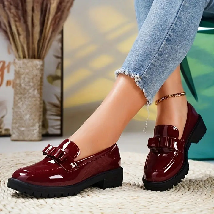 Elegante damesloafers met comfortabele blokhak en verfijnde strik. Ideaal voor veelzijdige, stijlvolle gelegenheden.