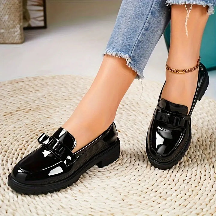 Elegante damesloafers met comfortabele blokhak en verfijnde strik. Ideaal voor veelzijdige, stijlvolle gelegenheden.