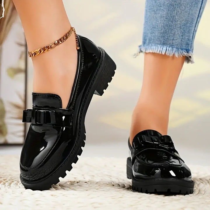 Elegante damesloafers met comfortabele blokhak en verfijnde strik. Ideaal voor veelzijdige, stijlvolle gelegenheden.
