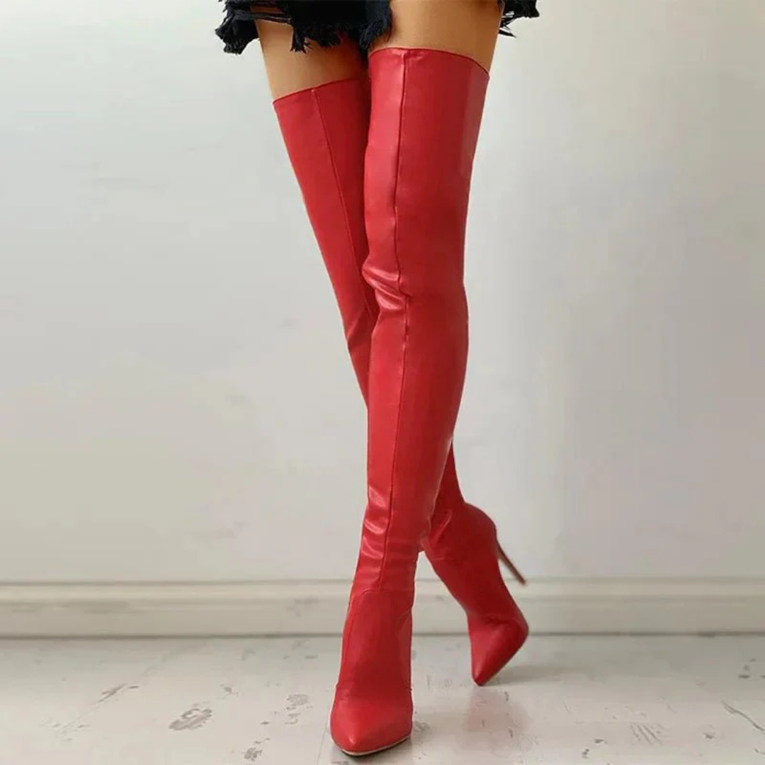 Detail van de elegante overknee dameslaarzen met hoge hak en ritssluiting.