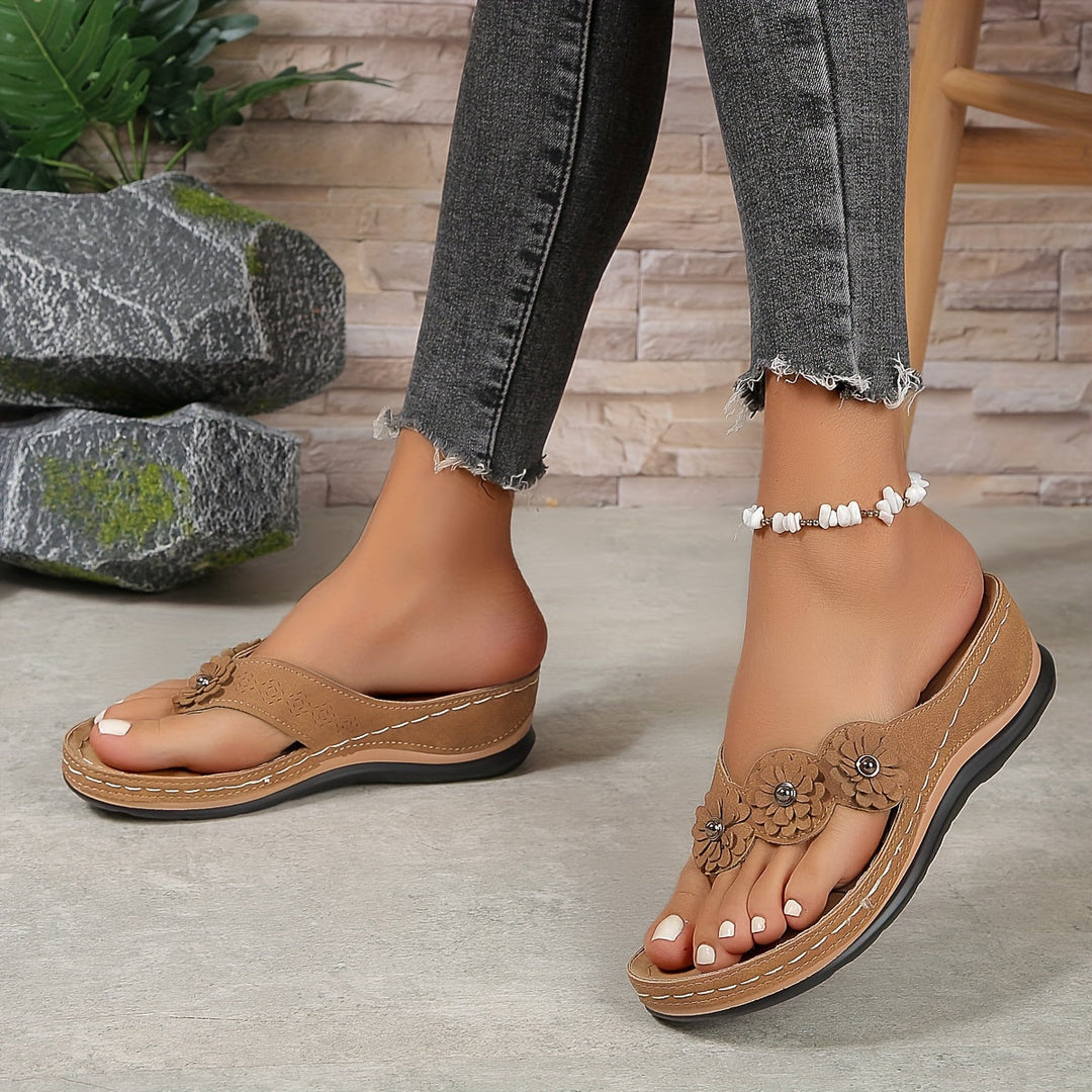 Elegante dames sandalen met bloemenpatroon, zijaanzicht. Comfortabel en stijlvol voor zomerse outfits.