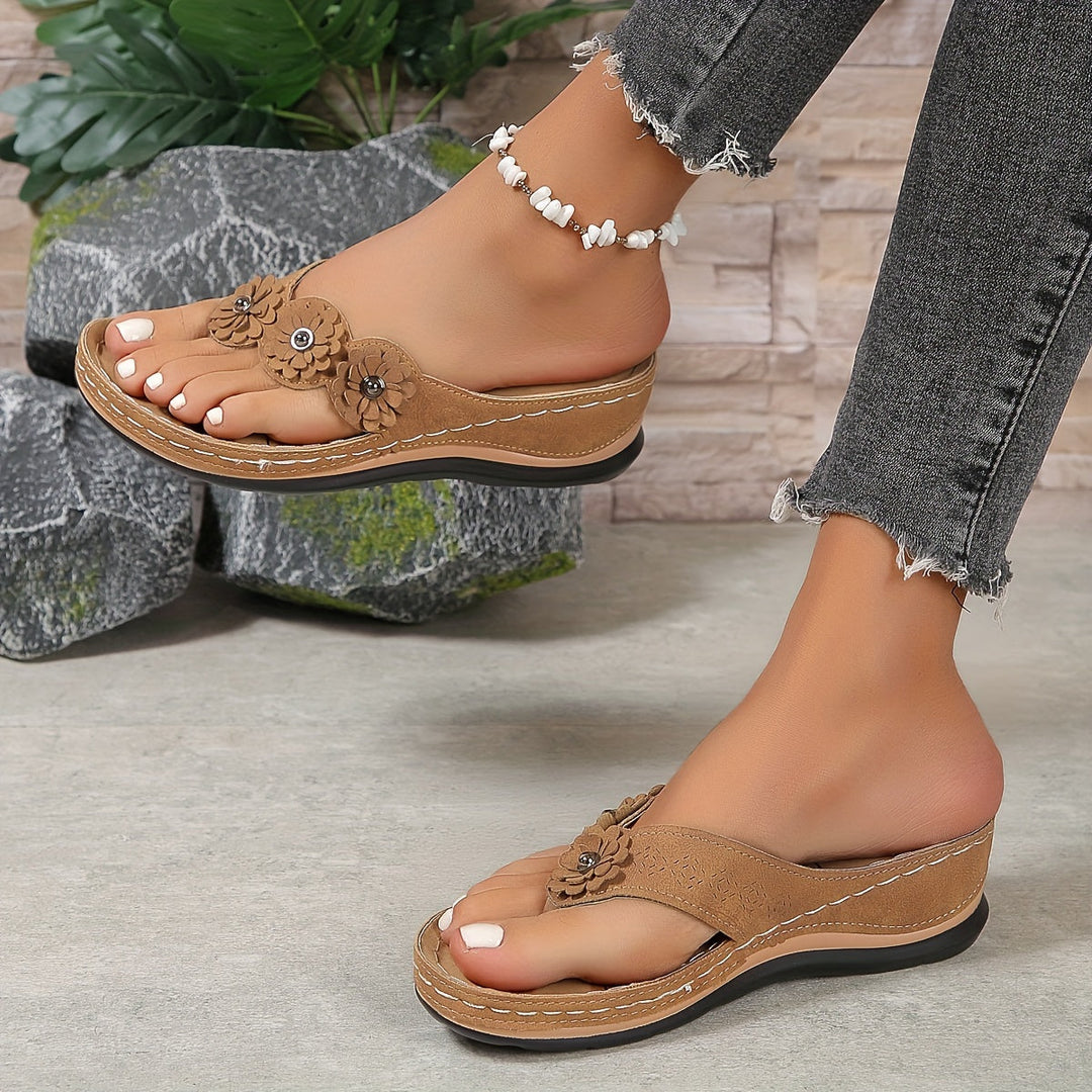 Elegante dames sandalen met bloemenpatroon, zijaanzicht. Comfortabel en stijlvol voor zomerse outfits.