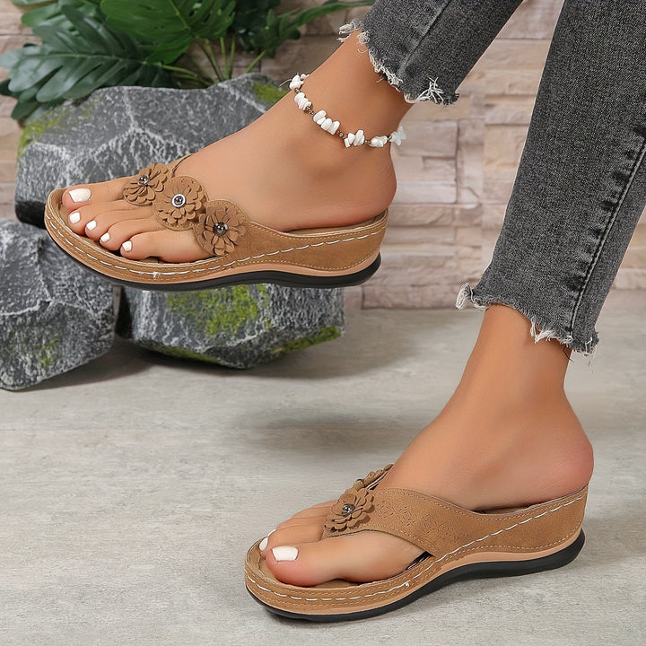 Elegante dames sandalen met bloemenpatroon, zijaanzicht. Comfortabel en stijlvol voor zomerse outfits.