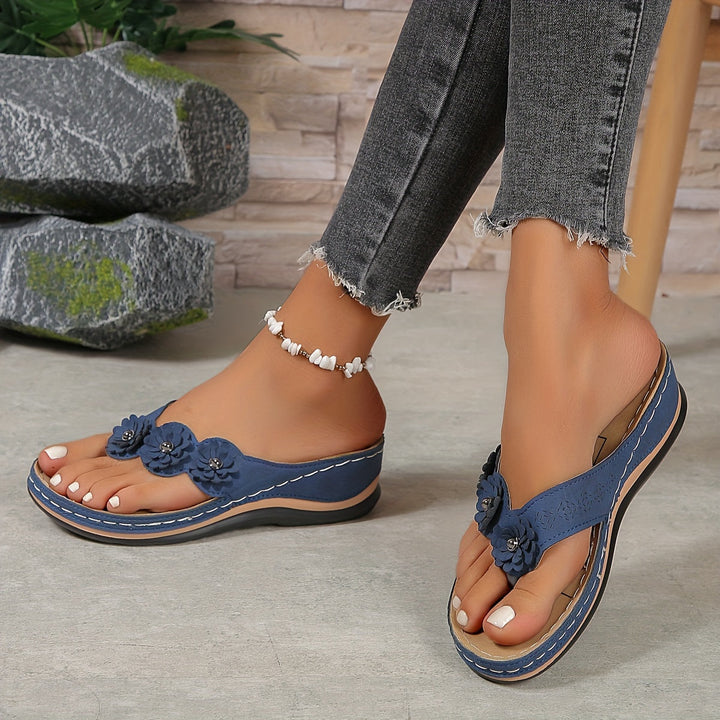 Elegante dames sandalen met bloemenpatroon, zijaanzicht. Comfortabel en stijlvol voor zomerse outfits.