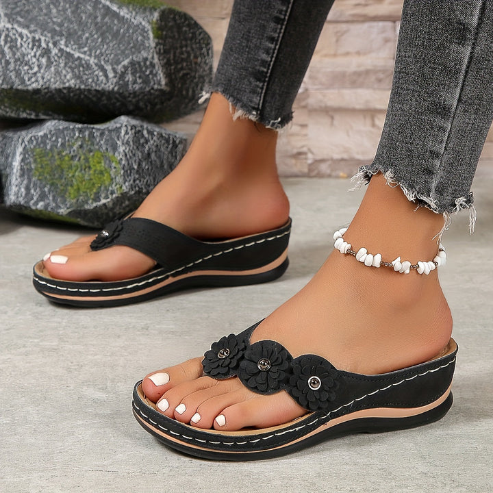 Elegante dames sandalen met bloemenpatroon, zijaanzicht. Comfortabel en stijlvol voor zomerse outfits.