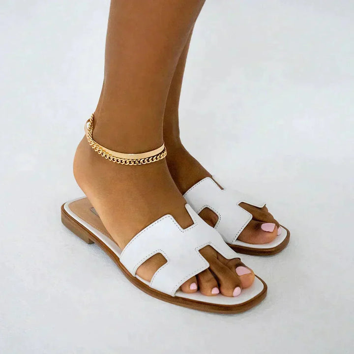 Elegante Maya damessandalen in wit, ideaal voor zomeroutfits en stranddagen.