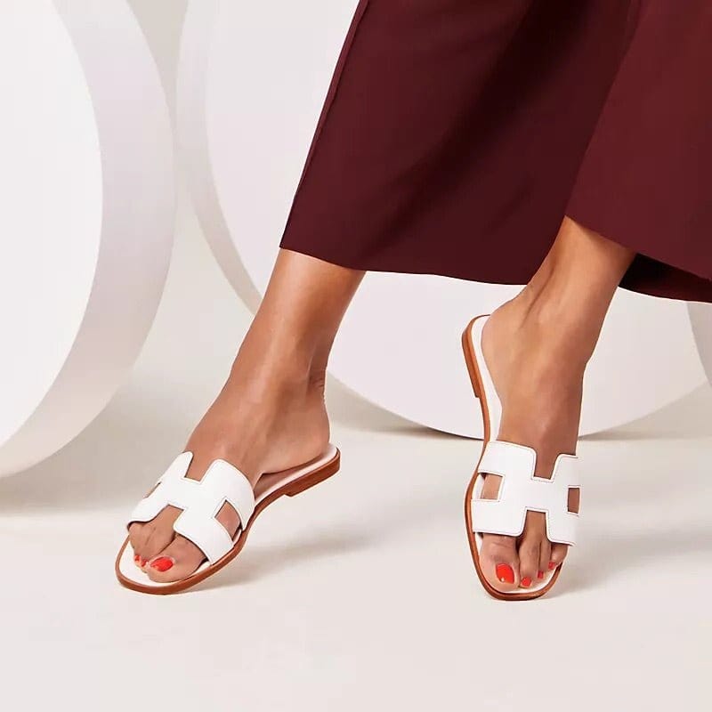 Elegante Maya damessandalen in wit, ideaal voor zomeroutfits en stranddagen.