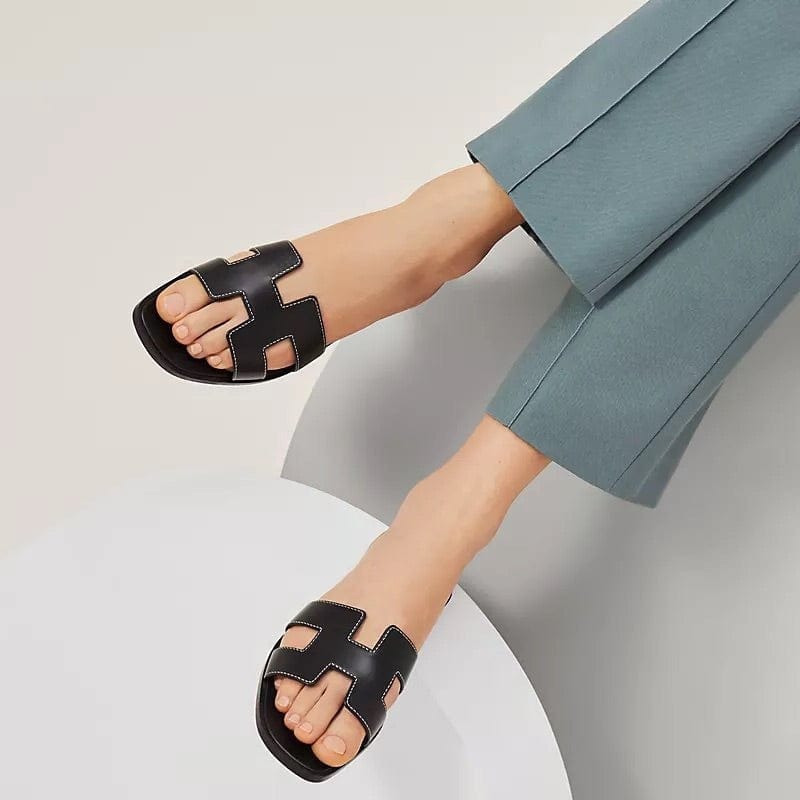 Elegante Maya damessandalen in wit, ideaal voor zomeroutfits en stranddagen.