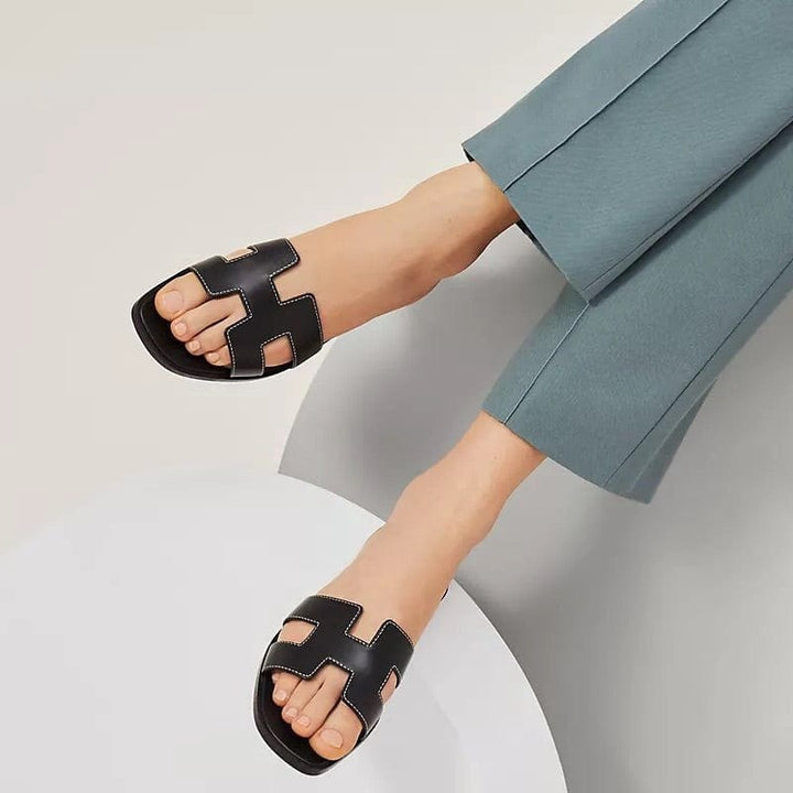 Elegante Maya damessandalen in wit, ideaal voor zomeroutfits en stranddagen.