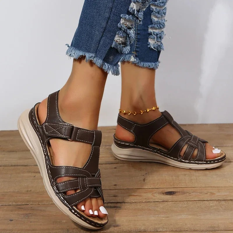 Elegante damessandalen in een trendy stijl, donkerbruin, met ergonomische voetondersteuning, ideaal voor dagelijks gebruik.