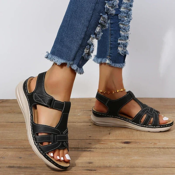 Elegante damessandalen in een trendy stijl, bruin, met ergonomische voetondersteuning, ideaal voor dagelijks gebruik.