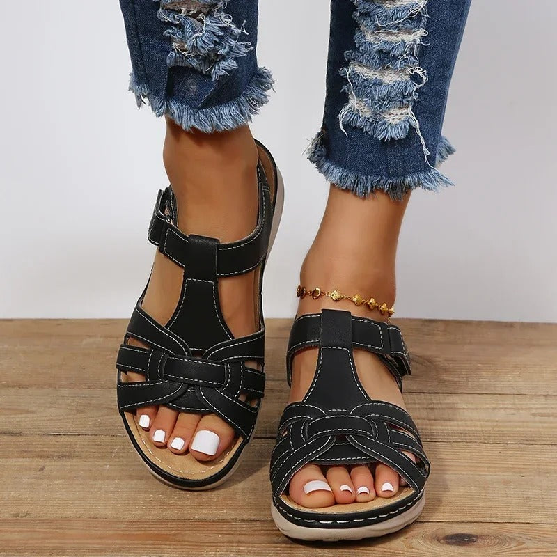 Zijaanzicht van elegante damessandalen in een trendy stijl, bruin, met ergonomische voetondersteuning, ideaal voor dagelijks gebruik.