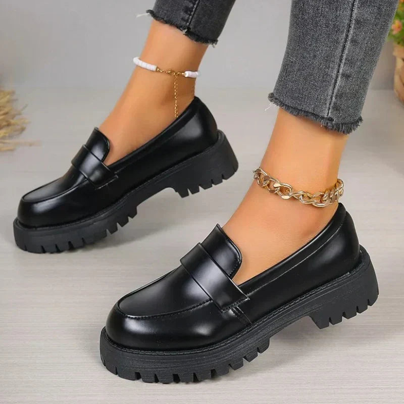 Elegante dames satijnen mocassins met orthopedische sleehak, zijaanzicht, zwarte satijnen afwerking, 4 cm hak