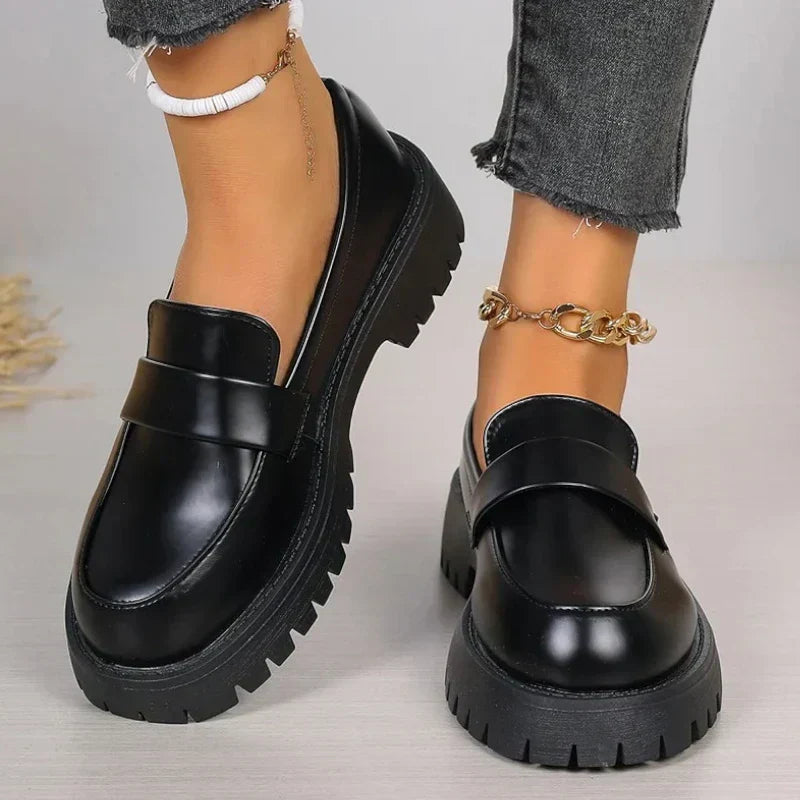 Elegante dames satijnen mocassins met orthopedische sleehak, zijaanzicht, zwarte satijnen afwerking, 4 cm hak