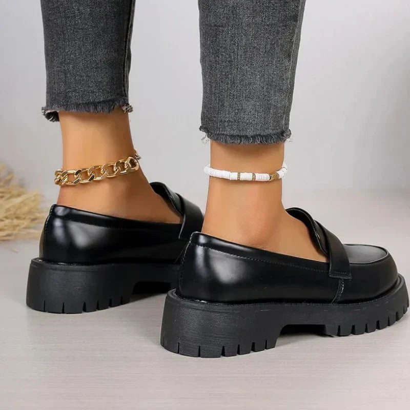 Elegante dames satijnen mocassins met orthopedische sleehak, zijaanzicht, zwarte satijnen afwerking, 4 cm hak