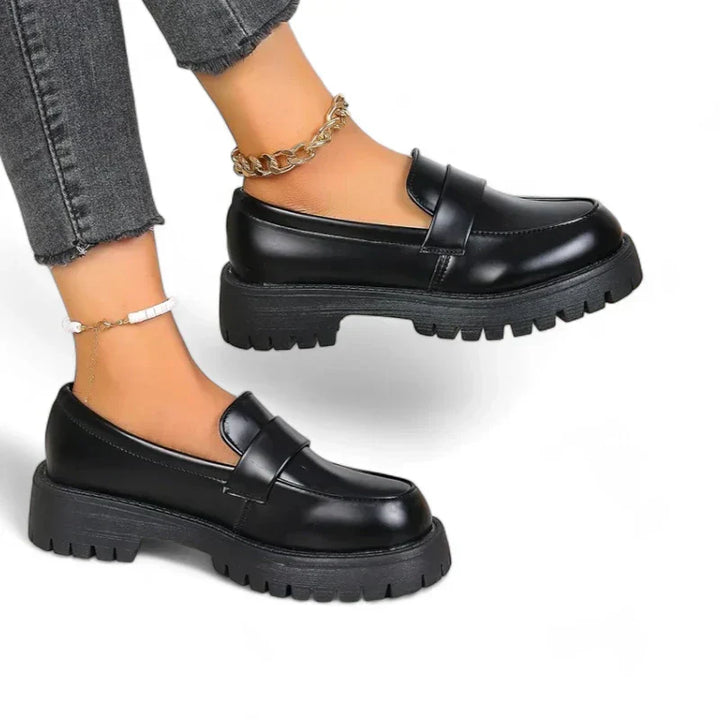 Elegante dames satijnen mocassins met orthopedische sleehak, zijaanzicht, zwarte satijnen afwerking, 4 cm hak