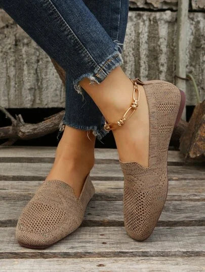Beige damesslippers met antislipzool en comfortabel design.