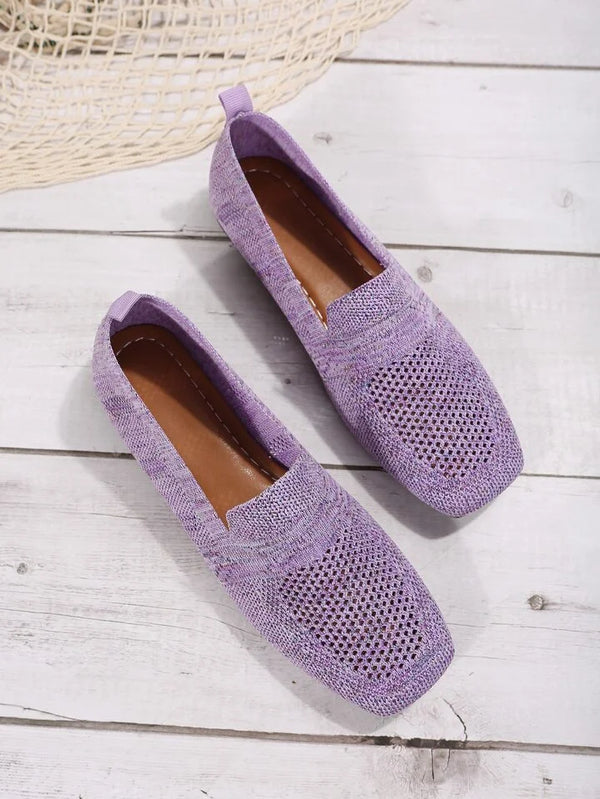 Dames draagt de ademende slippers, die comfort bieden tijdens het lopen.