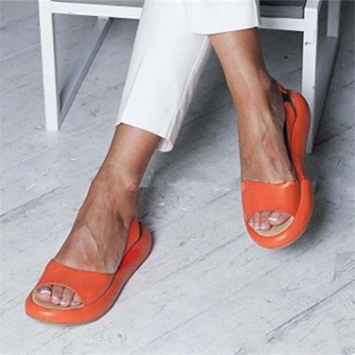 Elegante dameszomersandalen van leer met een comfortabele pasvorm en modern design voor het strand en zomerse feesten.