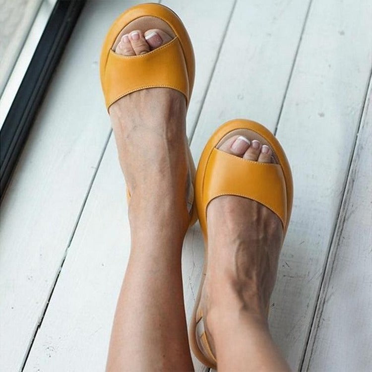 Elegante dameszomersandalen van leer met een comfortabele pasvorm en modern design voor het strand en zomerse feesten.