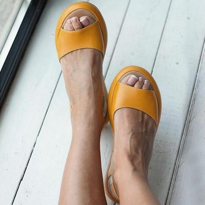 Elegante dameszomersandalen van leer met een comfortabele pasvorm en modern design voor het strand en zomerse feesten.