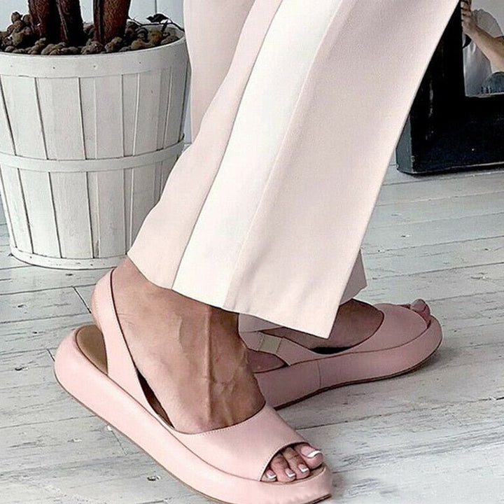 Elegante dameszomersandalen van leer met een comfortabele pasvorm en modern design voor het strand en zomerse feesten.