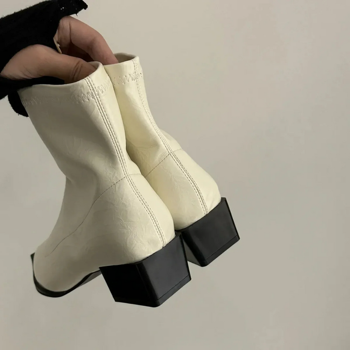 Dames enkellaarsjes met puntige neus, elegant en comfortabel, een tijdloze aanvulling op elke garderobe.