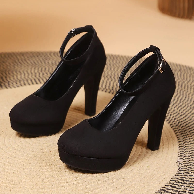 Elegante damesstiletto's in het zwart met enkelbanddetail. Puntschoenen, ideaal voor avonden uit of formele gelegenheden.