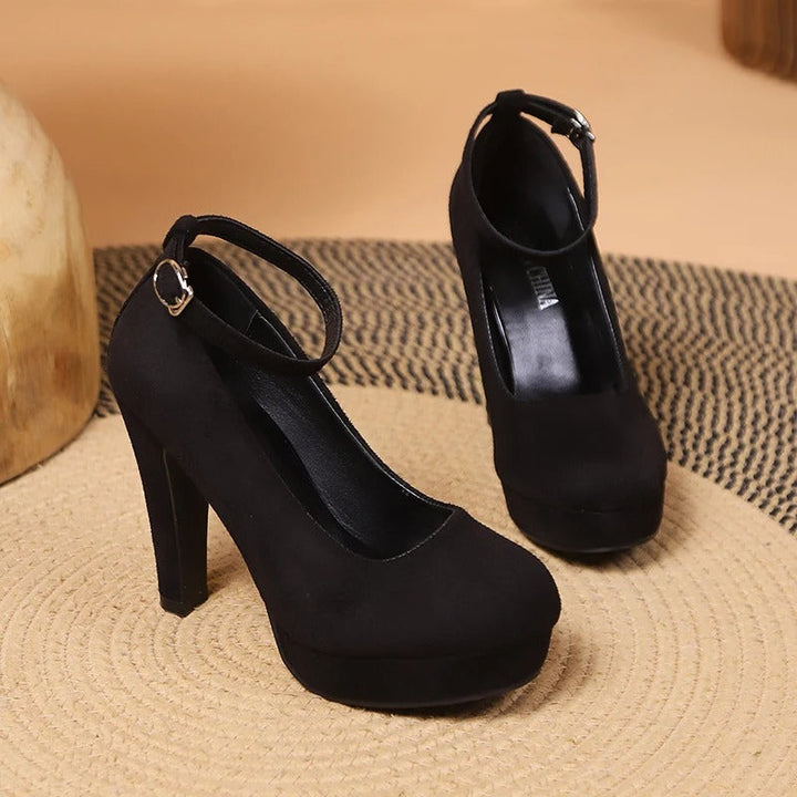 Elegante damesstiletto's in het zwart met enkelbanddetail. Puntschoenen, ideaal voor avonden uit of formele gelegenheden.