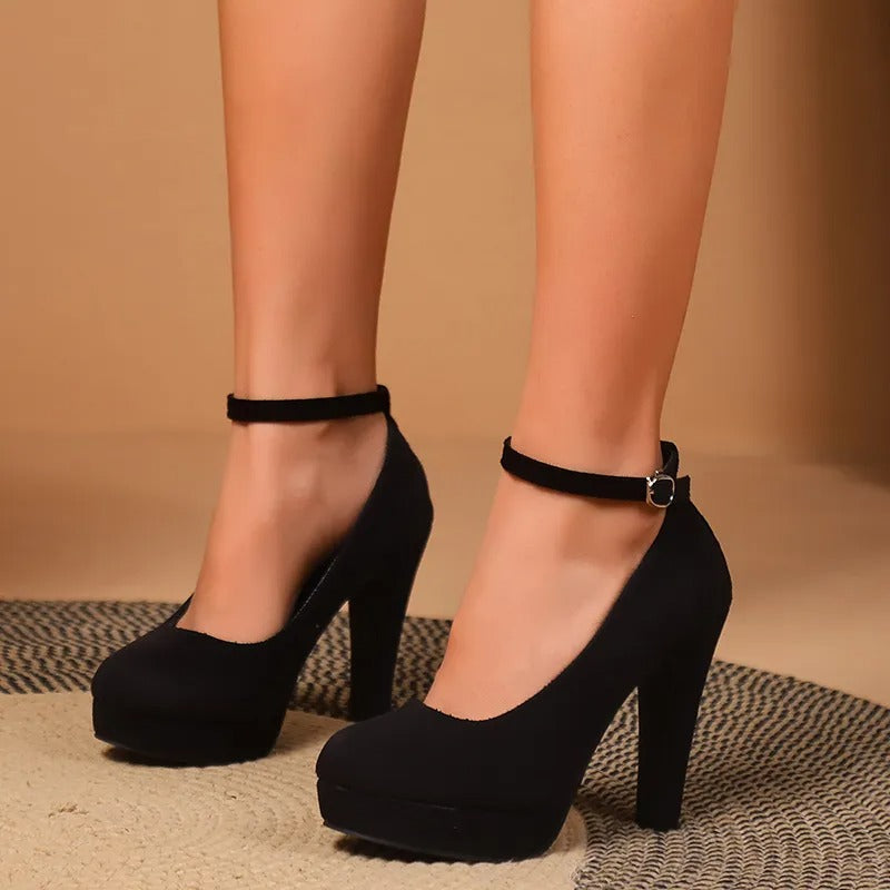 Elegante damesstiletto's in het zwart met enkelbanddetail. Puntschoenen, ideaal voor avonden uit of formele gelegenheden.