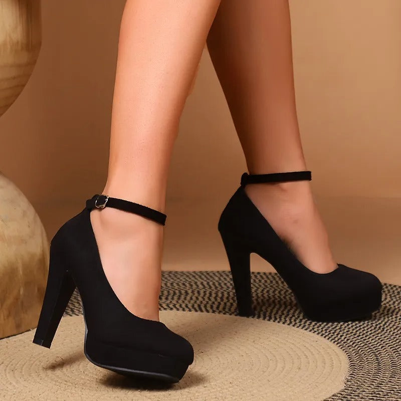 Elegante damesstiletto's in het zwart met enkelbanddetail. Puntschoenen, ideaal voor avonden uit of formele gelegenheden.