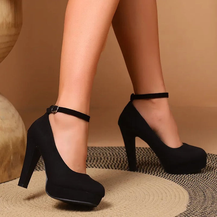 Elegante damesstiletto's in het zwart met enkelbanddetail. Puntschoenen, ideaal voor avonden uit of formele gelegenheden.