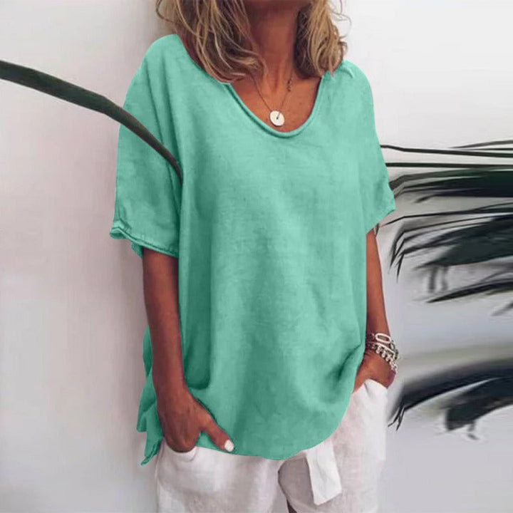 Elegante damesblouse in Antraciet met V-hals en korte mouwen, luchtig en ademend voor de zomer.