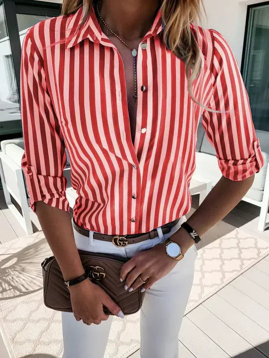 Elegante damesblouse met maritieme strepen, zomerse chic, gemaakt van duurzaam katoen, casual en elegant design.
